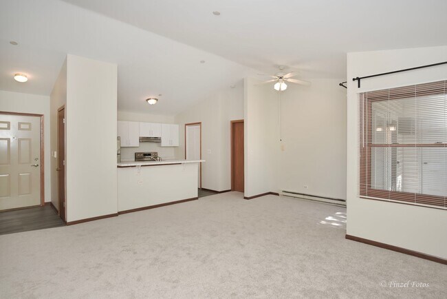 Foto del edificio - Remodeled Apartment in Desirable Lake in t...