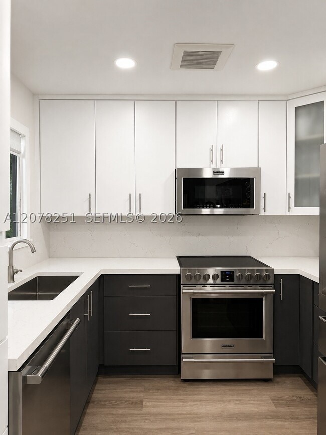 Building Photo - 3295 Cocoplum Cir