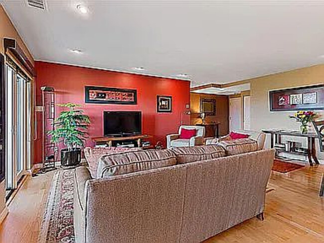 Building Photo - 420 S Marion St Pkwy