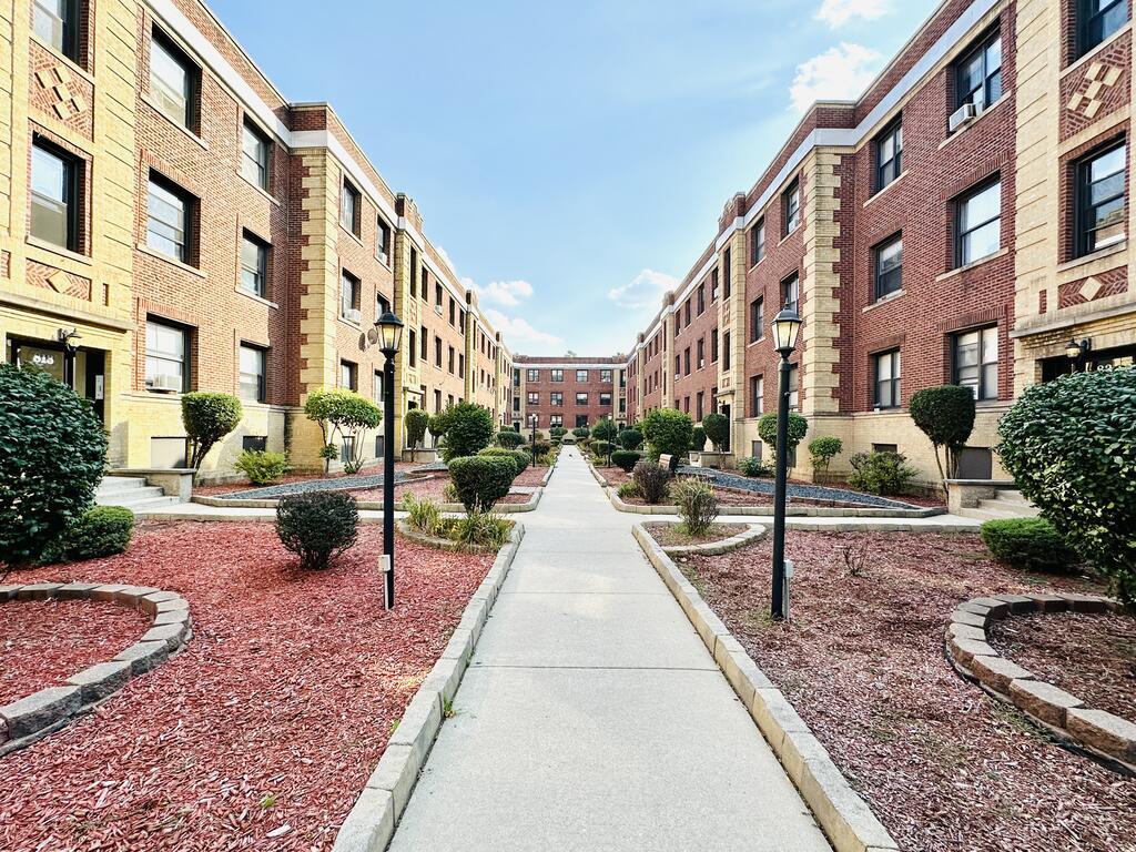 Foto principal - 828 W Waveland Ave