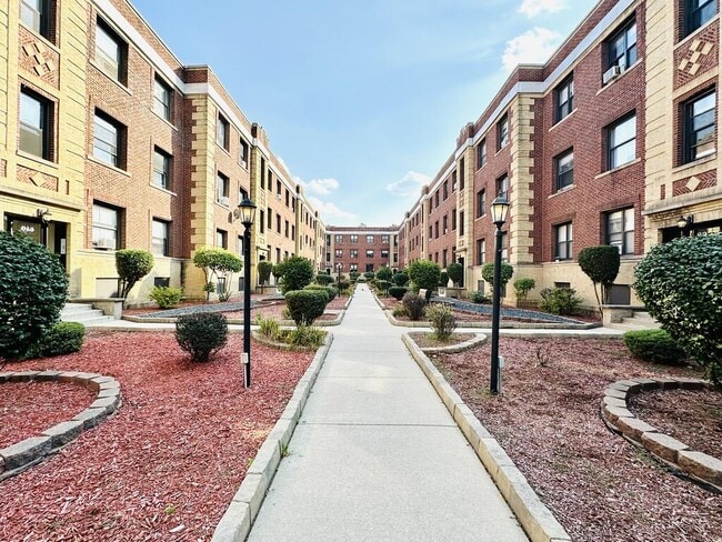 Building Photo - 828 W Waveland