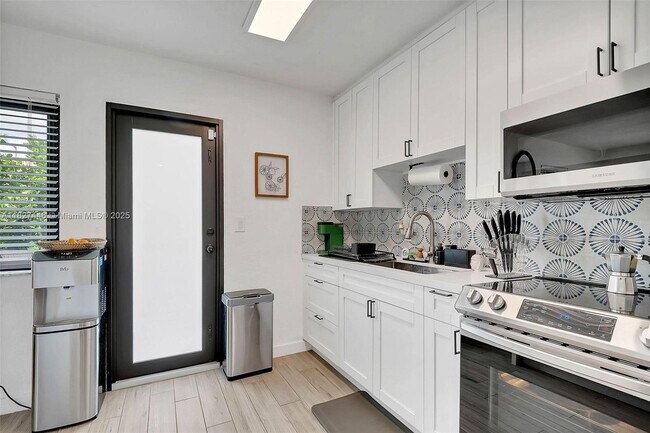 Foto del edificio - 595 NW 101st St