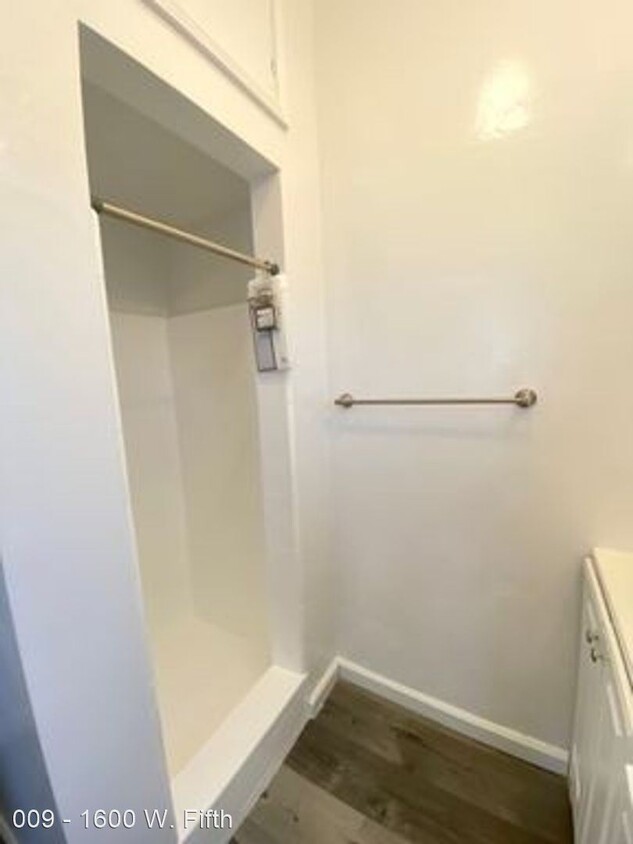 Primary Photo - 1600 W 5th St