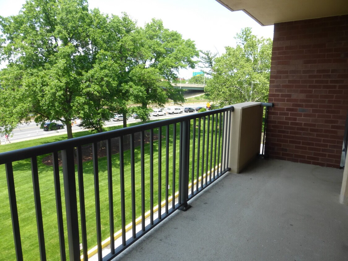 Balcony overlooks front lawm - 1300 Army Navy Dr