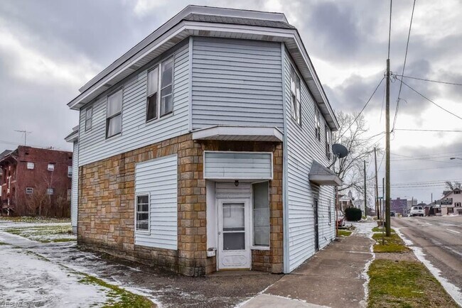 Building Photo - 1016 McKinley Ave NW