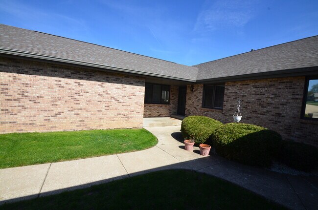 Building Photo - 1237 Wood Creek Bend