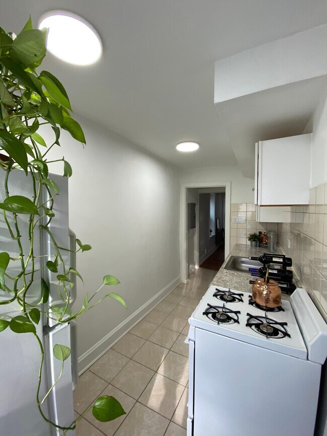 Building Photo - 374 Lyceum Ave
