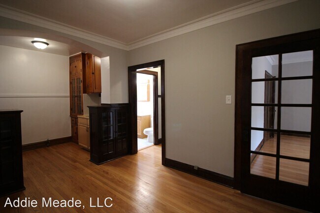 Building Photo - 6059 W Addison St