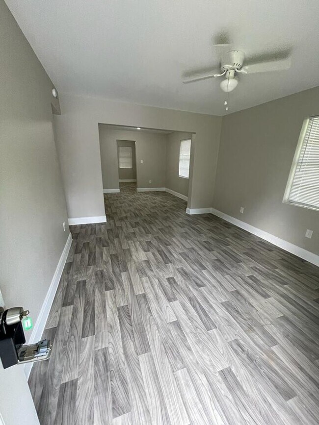 Building Photo - 1309 Roberts St