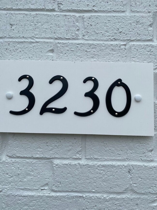 Building Photo - 3 BD 3.5 BA Great Location Townhome!