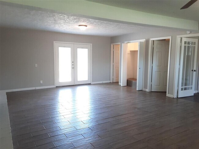 Foto del edificio - 6218 Carver Ave