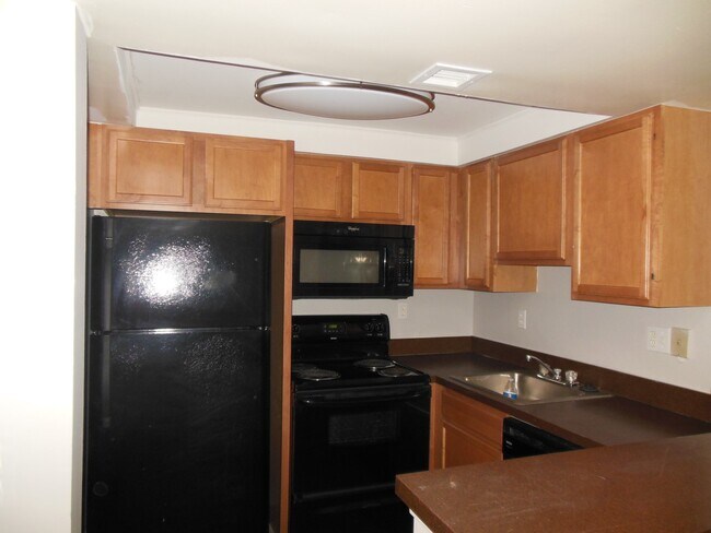 Foto del edificio - TWO BEDROOM TWO BATHROOM!! WATERFRONT COMMUNITY!!