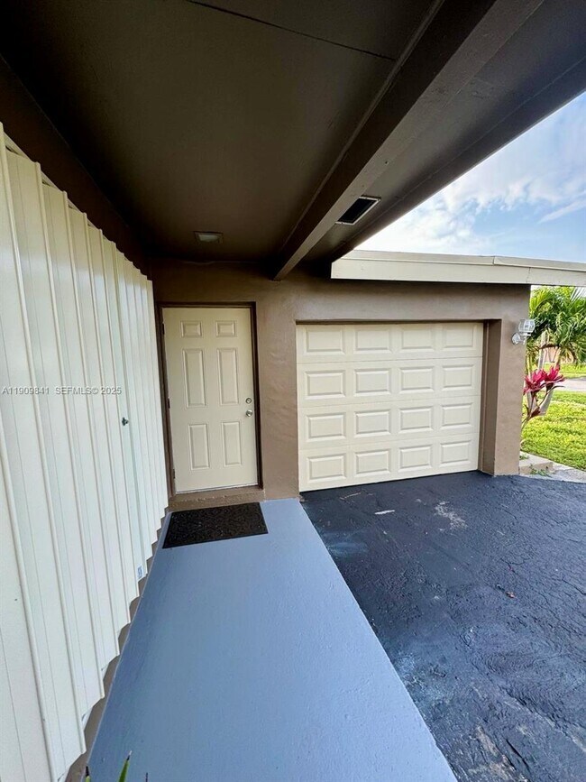 Foto del edificio - 8670 NW 28th Pl