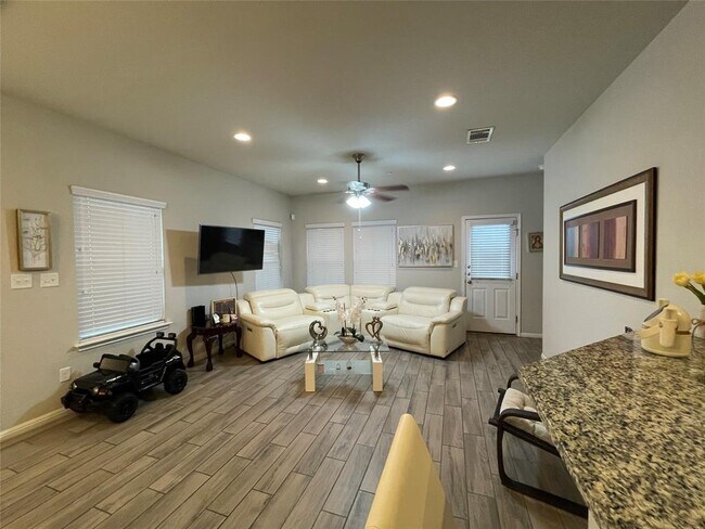 Building Photo - 2304 S Lakeline Blvd