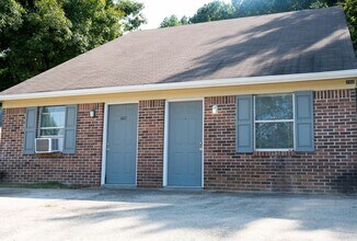 Building Photo - 3302-3304 Steeple Cir NE