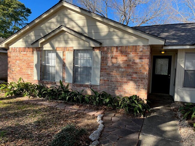 Foto del edificio - 4702 Rivertree Ln