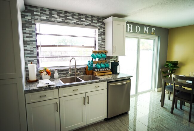 Foto del edificio - 8412 Westridge Dr