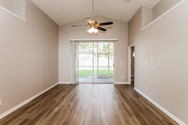 Foto del edificio - 466 Valencia Pl Cir