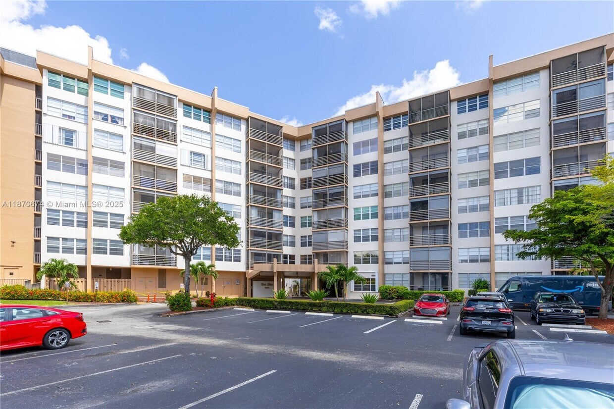 Foto principal - 1000 St Charles Pl