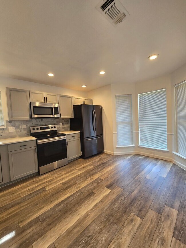Building Photo - 3608 Lew Wallace Dr