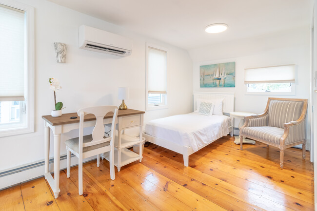 dormitorio principal con rey y dos camas individuales - 215 Townsend Ave