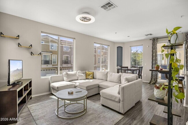 Foto del edificio - 2450 W Glenrosa Ave