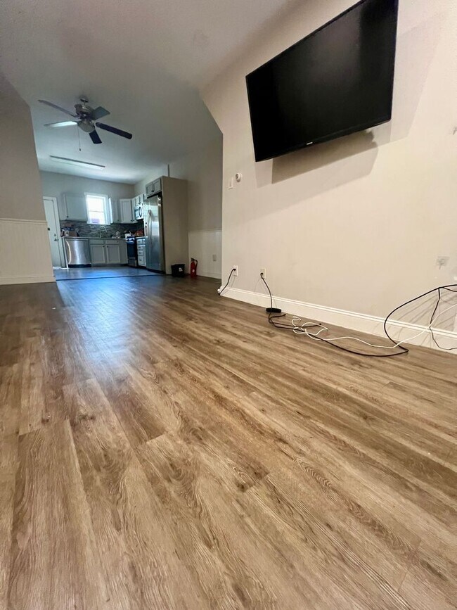 Building Photo - Gorgeous 3-Bedroom Townhome in Cobbs Creek...