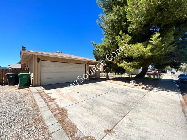 Building Photo - 4 Bedroom, 2 Bathroom Single Story Home fo...