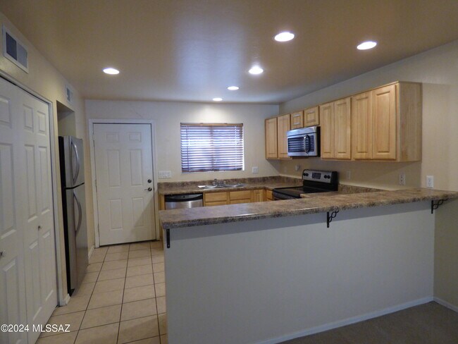Building Photo - 1077 N Riverside Dr