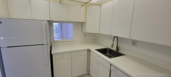 Building Photo - 7910 Colony Cir N