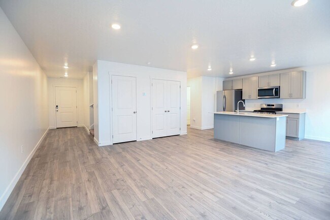 Foto del edificio - Beautiful 4 bedroom 2.5 bathroom townhome in Cedar City!