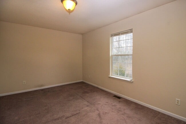 Building Photo - Spacious 4BR/2BA Duplex with 1 Car Garage & Washer/Dryer Included!