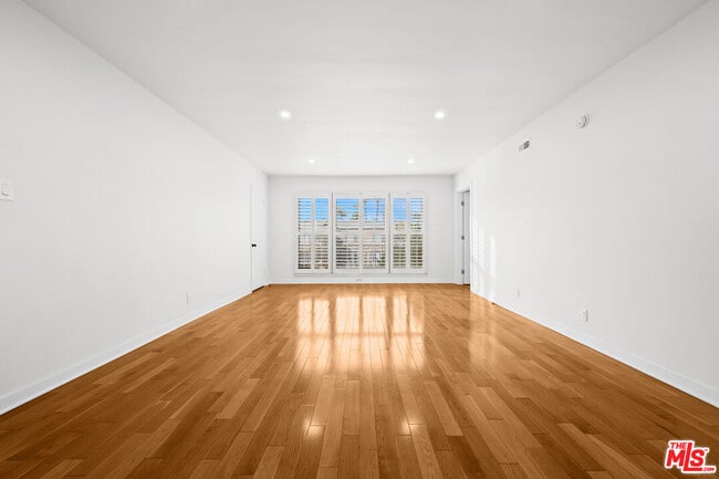 Building Photo - 354 S Camden Dr