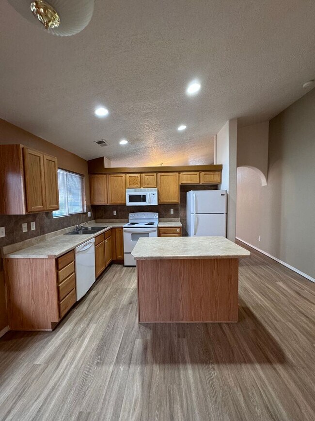 Foto del edificio - Stunning 4 bed 2 bath home. MOVE IN SPECIA...