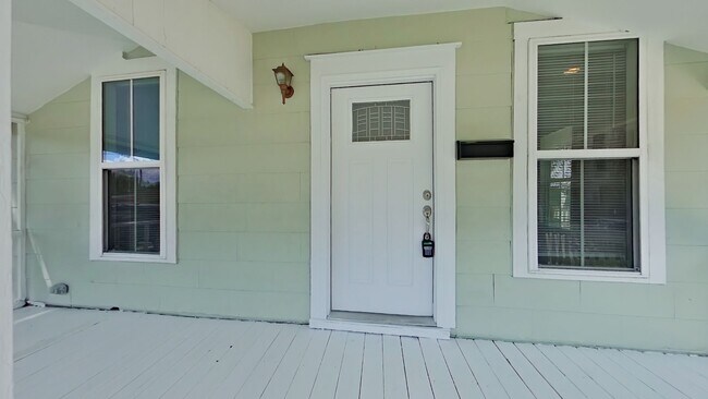 Building Photo - Beautiful 2 Bedroom Home in San Marco read...