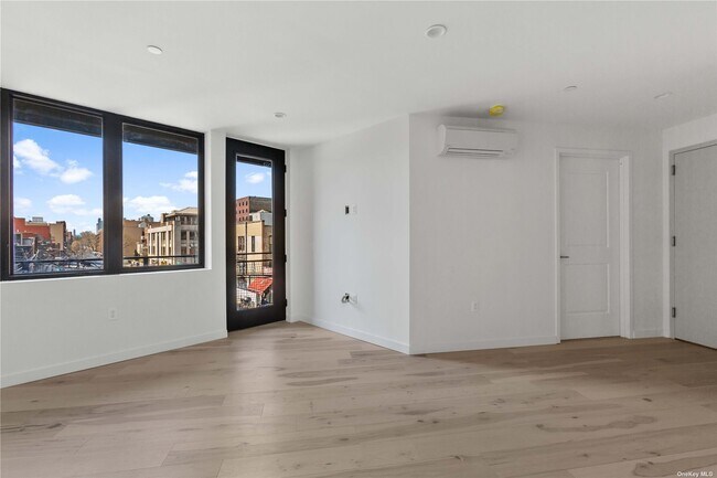 Foto del edificio - 31-25 Newtown Ave