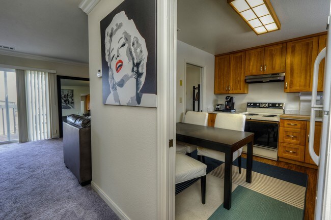 Interior Photo - 2320-2322 Francisco Blvd