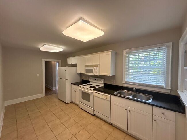 Building Photo - Cute two bedroom located in Midtown.