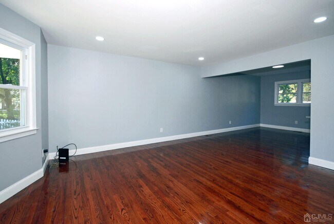 Building Photo - 526 Metlars Ln