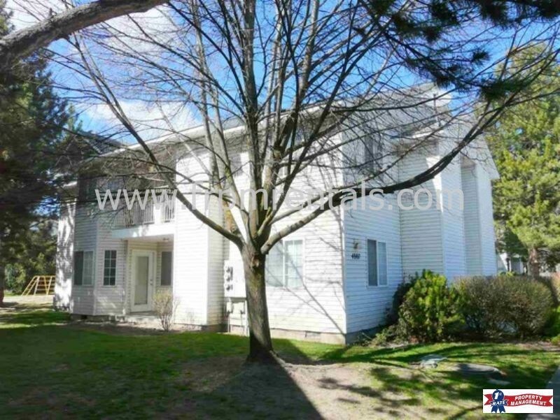 Primary Photo - Large 2 Bed 2 Bath Upper Level Apartment