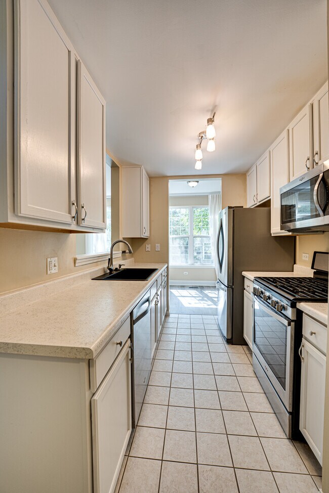 Building Photo - 2855 Vernal Ln