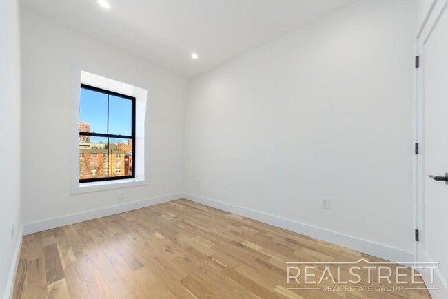 Building Photo - Stunning 3 bed 2 Bath Brownstone Floor Thr...