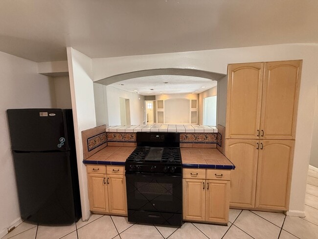 Building Photo - Huge 7 bed 3 bath house on Adobe