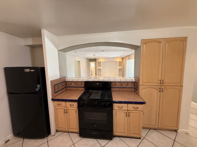 Foto del edificio - Huge 7 bed 3 bath house on Adobe