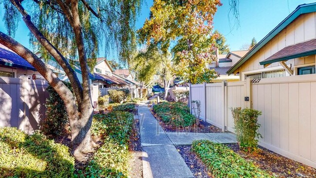 Foto del edificio - 6613 Meadow Pines Ave