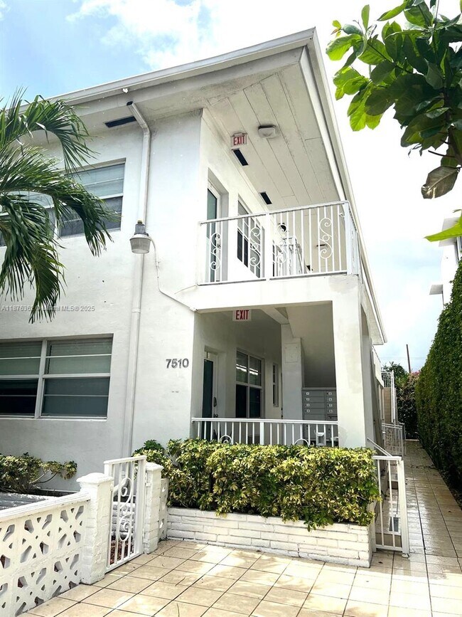 Building Photo - 7510 Carlyle Ave