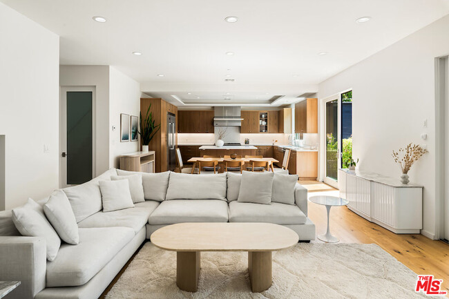 Foto del edificio - 11328 Charnock Rd