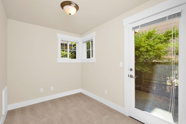 Building Photo - Spacious 3-Bedroom Townhouse in the Heart ...