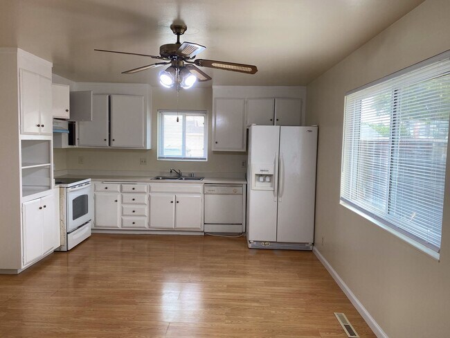 Foto del edificio - Newark 4 beds 2 baths Single Family House with Big Lot, Move In Ready!