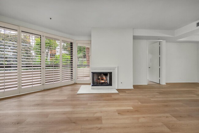 Foto del edificio - 2131 Century Park Ln